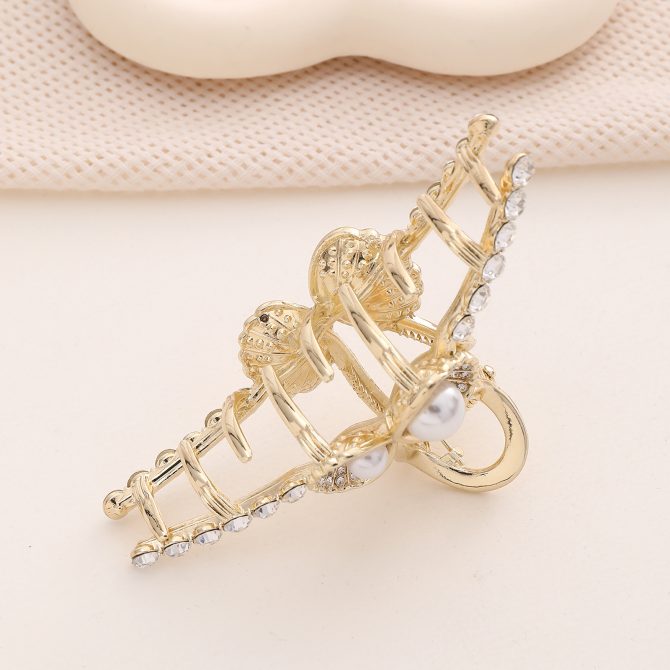 Gold Metal Claw With Pearls