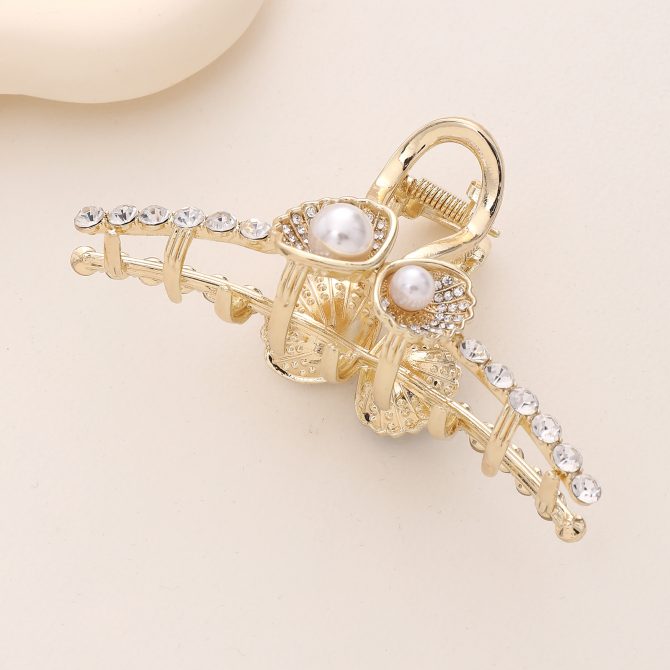 Gold Metal Claw With Pearls