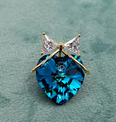 Small Gold Metal Rhinestone Heart Shape Brooch